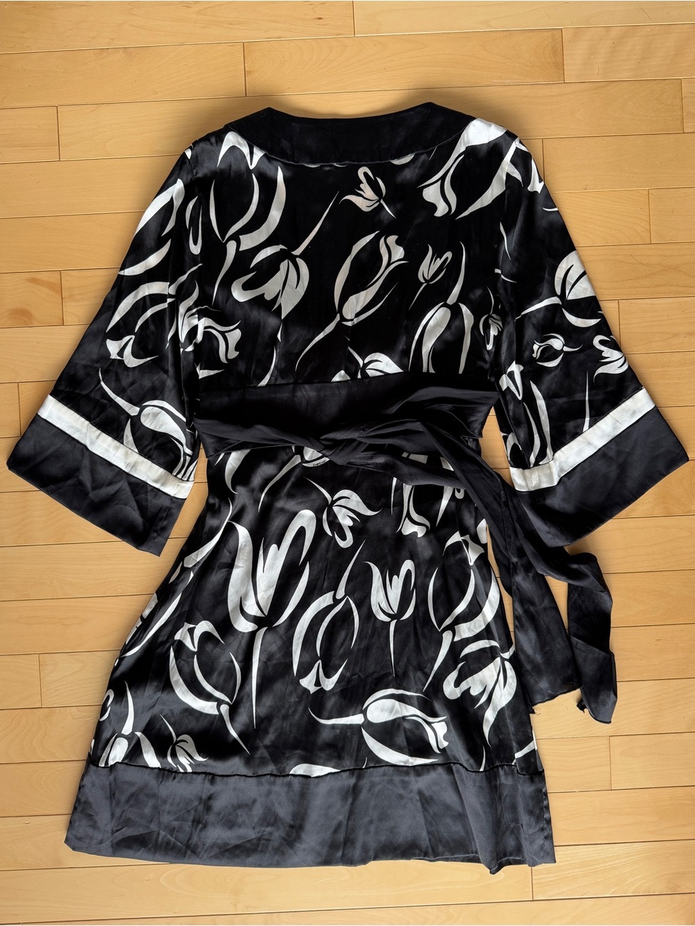 Y2K Bebe 95% silk black & white tunic babydoll kimono dress size small - Picture 2 of 7